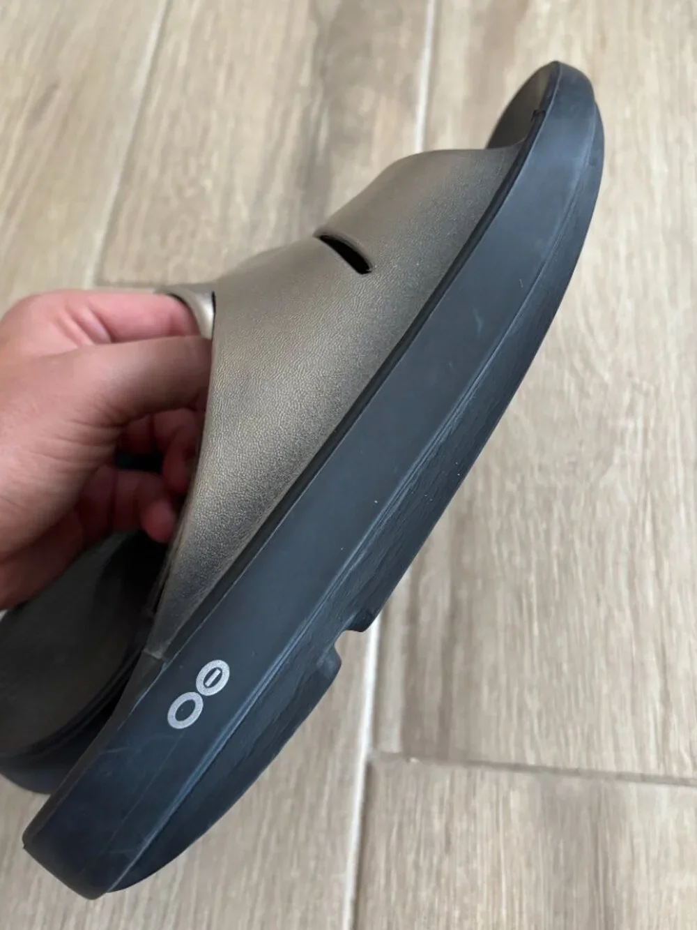 OOFOS OOahh Luxe Recovery Slides M7/W9 Black Metallic Latte Beach Summer Workout